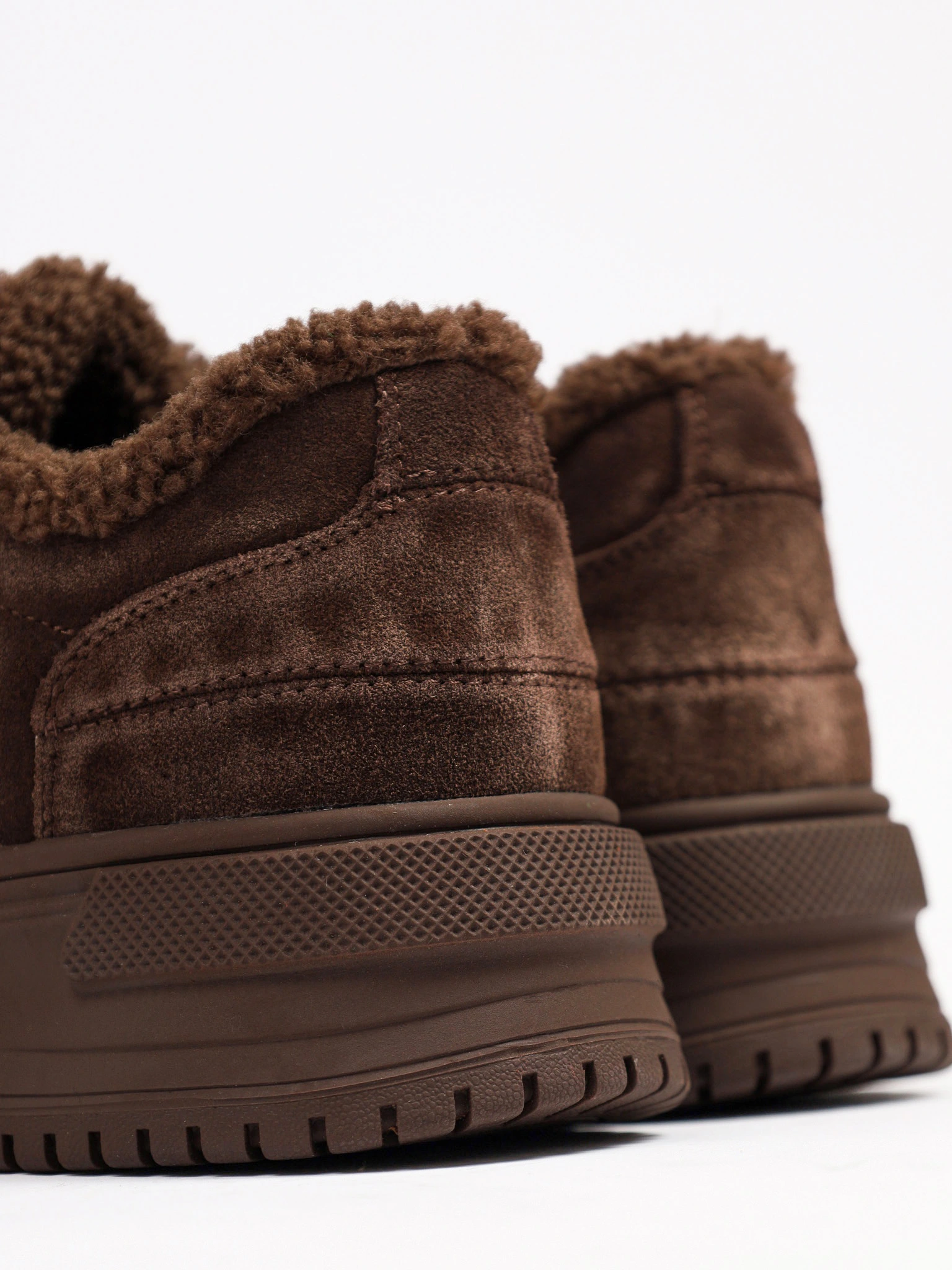 Кроссовки утепленные коричневого цвета на средней платформе